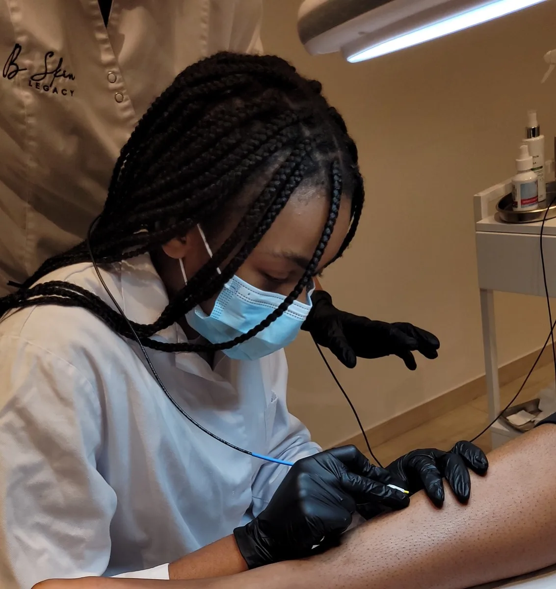 Élève réalisant l'insertion du filament avec précision — B Skin Legacy